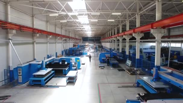 Moscow, Oroszország - 2018 május: Ipari manufaktúra műhely hőszigetelő panel gyártósor építése. Jelenet — Stock videók