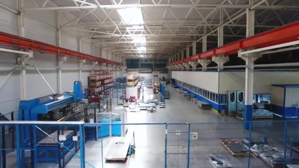 철강 재료의 생산을 위한 공장 내부 장면입니다. 현대 제조 기계, 롤러 컨베이어, 공장 실내 내부 스토리지 — 비디오