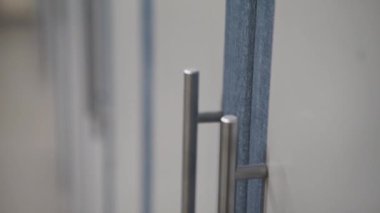 Vestiyer kapalı hücrelerde closeup. Dolap soyunma odası portre