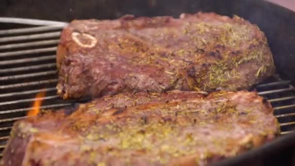 Alevler ile ızgara sığır eti biftek. Kömürlerin üzerinde pişirme biftek. Et yemek kavramı — Stok video