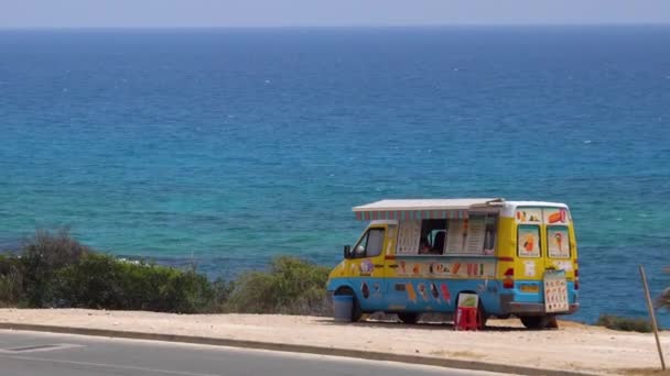 Bus de crème glacée sur la plage. Bus couleur avec crème glacée près de la mer par une journée chaude — Video