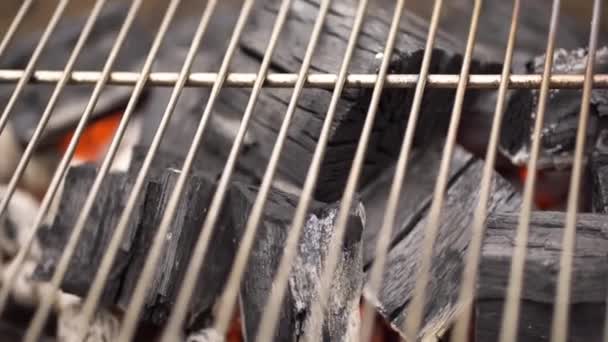 Brillant charbon de bois chaud dans le barbecue Grill Pit with Flames, Gros plan. Charbons brûlants en gros plan — Video