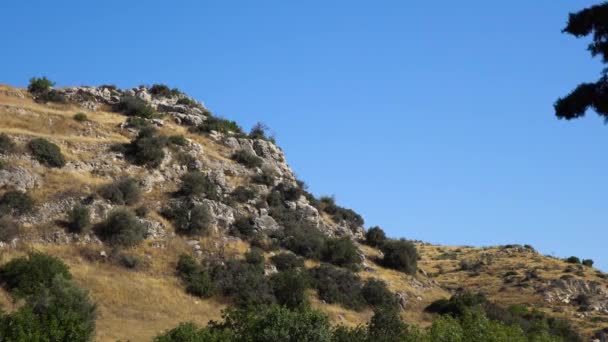 Montanha rochosa. Um penhasco rochoso no fundo do céu azul. Natureza fundo — Vídeo de Stock