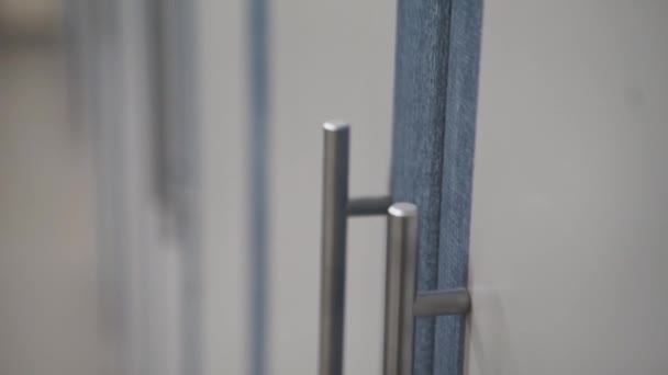 Close-up van gesloten cellen in de garderobe. Kluisjes in de kleedkamer-closeup — Stockvideo
