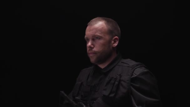 Specialstyrkor soldat mannen hålla kulspruta. Lager. Militär utrustning Natos soldater — Stockvideo