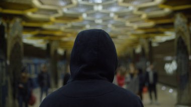 Dikiz metroda tek bir kukuletalı adam. Yalnızlık kavramını