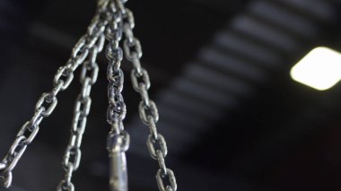 kum torbası içinde jimnastik salonu ile zincir asılı. Kum torbası Zinciri