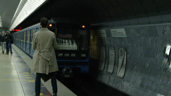 Молодой человек опаздывает на поезд метро. Человек опоздал на поезд в метро. — стоковое фото