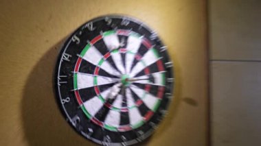 Dart dart tahtası atmak. Başarı kavramı. Dart oynamaktan