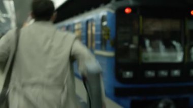 Genç adam onun metro treninin özlüyor. Adam metro treni kaçırdı
