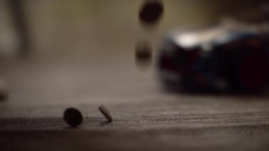 Para sikke karanlık ışık kapatın. İş ve para tasarrufu veya yatırım kavramı için mali