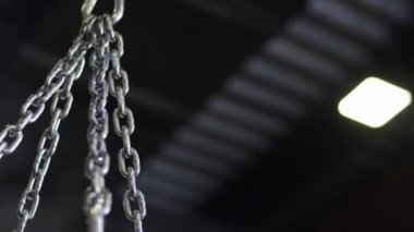 kum torbası içinde jimnastik salonu ile zincir asılı. Kum torbası Zinciri