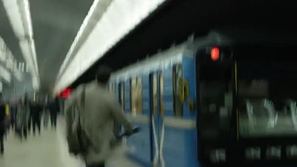 Jonge man mist zijn metro. Man miste de trein in de metro — Stockvideo