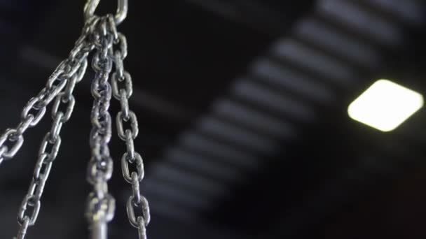 Saco de boxeo colgando en el gimnasio en las cadenas. Cadena de saco de perforación — Vídeos de Stock