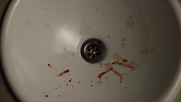 Verkliga blod av missbrukare i en diskbänk, röd på vit. Blod på diskbänken. Begreppet smärta och lidande — Stockvideo