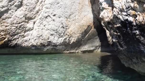 Água azul pura no fundo de rochas rochosas. Viajar para ilhas tropicais — Vídeo de Stock