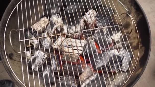 Carvão quente brilhante no churrasco Grill Pit com chamas, Close-up. Carvões em chamas de perto — Vídeo de Stock
