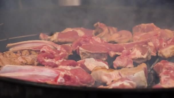 Costole di ricambio che cucinano sul barbecue per la festa all'aperto estiva. Fondo cibo con festa barbecue — Video Stock