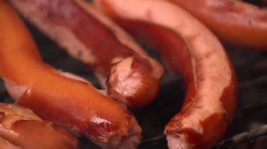 Bir ahşap Barbekü yakın çekim yemek sosis. Izgara sosis, güçlü duman