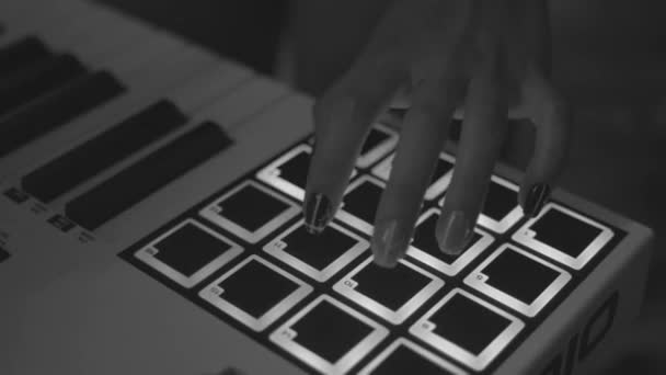 Drum Machine im Nachtclub mit Live-Set. Aktien. Finger klopfen auf Schlagzeugpads eines digitalen Beatmakers in Nahaufnahme, monochrom. DJ legt Musik im Club auf und spielt Schlagzeug — Stockvideo