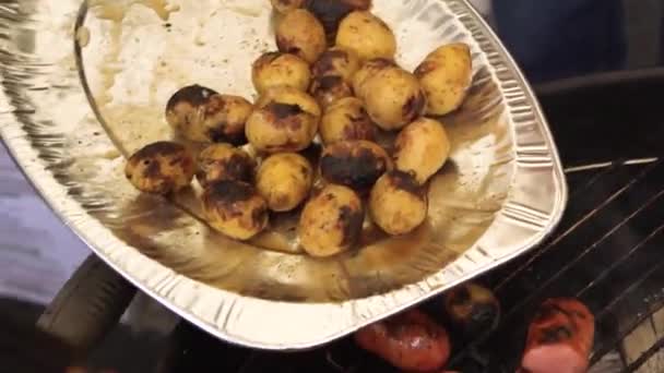 Grillad korv, bakad potatis på grillen. Korv och potatis grillad Bbq — Stockvideo