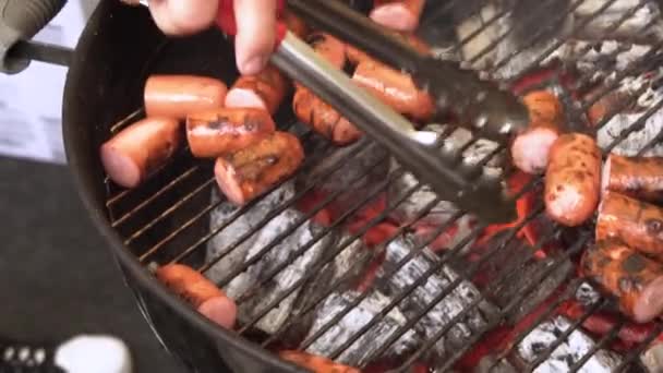 Főzés keret. Ízletes ételek a grill. Cook a kolbászt kap a grill — Stock videók