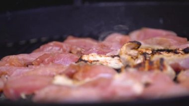 Şef Barbekü üzerinde hindi veya tavuk eti şiş kebap, şiş pişiriyor. Küçük parçalar halinde ızgara tavuk pişirme