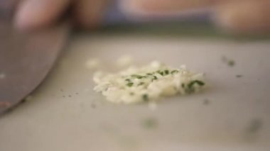 Soğan, el ve bıçak dilimleme. Yakın çekim Şef ince soğan dilimleri