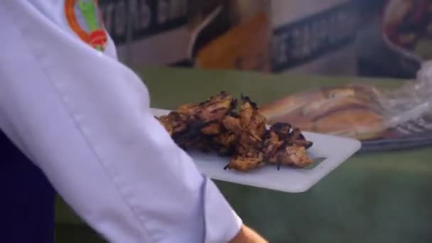 库克把鸡肉从烧烤中拉出来。烧烤鸡肉烹调在自然烧烤 — 图库视频影像