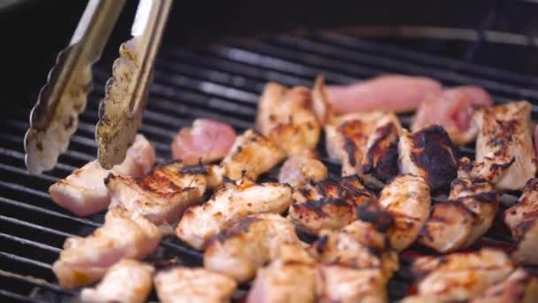 Chef kookt spiesje van Turkije of kip vlees shish kebab op de barbecue. Kleine stukjes gegrilde kip koken — Stockvideo