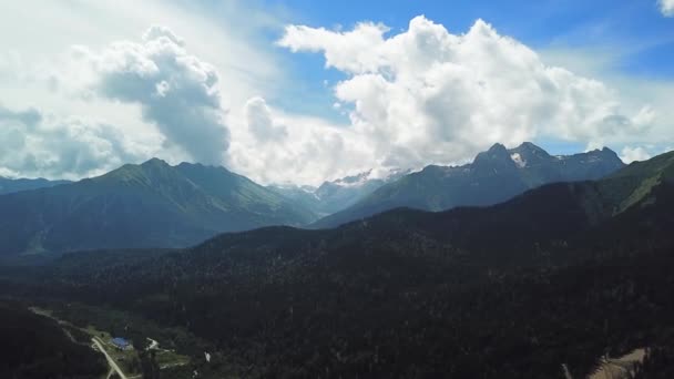 Gebirgsgrüner Gebirgszug in Wolkenlandschaft. Blick von oben auf die Berge mit Himmel und Wolken — Stockvideo