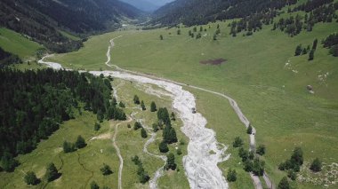 Güneşli bir günde üstten görünüm bir nehrin dağlarda. Üstten görünüm vahşi nehir gün açık yaz yeşil dağların arasında akan