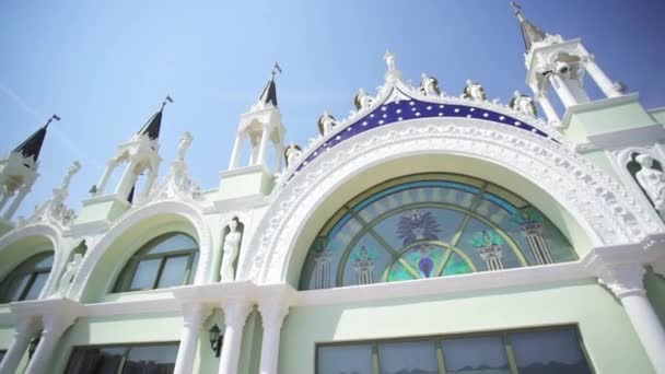 Entrada de teatro bajo el cielo azul. Vídeo. La parte superior de la entrada principal al teatro de ópera y ballet — Vídeos de Stock