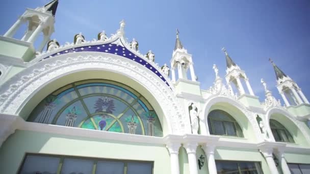 Entrada de teatro bajo el cielo azul. Vídeo. La parte superior de la entrada principal al teatro de ópera y ballet — Vídeos de Stock