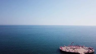 Su, Masa ve sandalyeler güneş altında üzerinde egzotik restoran. Video. Güzel tropikal Maldivler resort otel ve ada plaj ve deniz gökyüzü için tatil tatil arka plan kavramı üzerinde. Ahşap iskele