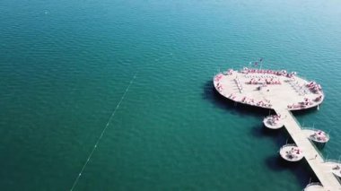 Pier lüks otel, mavi deniz arka plan üzerine havadan görünümü. Video. Hava üstten görünüm su villa Maldivler Island, güzel tropikal Maldivler resort otel. Palm Beach, havuzu evlerin üstten görünüm