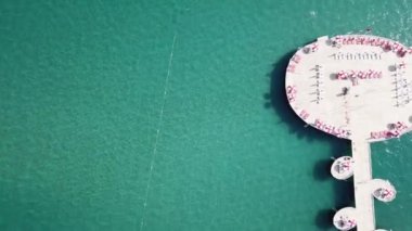 Su, Masa ve sandalyeler güneş altında üzerinde egzotik restoran. Video. Güzel tropikal Maldivler resort otel ve ada plaj ve deniz gökyüzü için tatil tatil arka plan kavramı üzerinde. Ahşap iskele