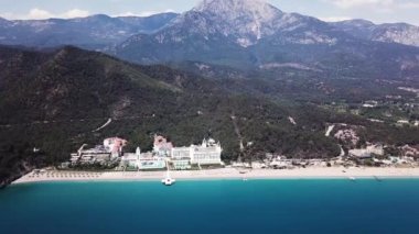 Otel havuz şemsiye ve avuç içi ile. Küçük. Üstten görünüm vurdu. Yüzme Havuzu çevreleyen avuç içi ve yeşil bahçe güzel tropik tatil, hava üstten görünüm