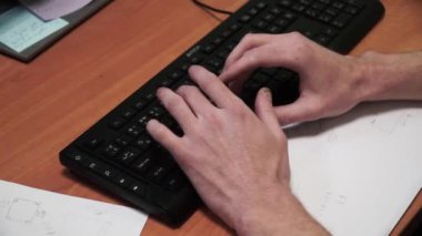 Erkek el yazım yakın çekim. Küçük. Eller klavye. Siyah bilgisayar klavye düğmesine dokunmadan önce erkek el Close-up