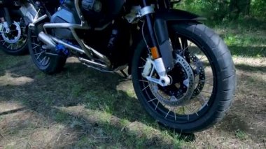 Bir motosiklet tekerlek, orman arka plan Close-up. Küçük. Tekerlek deneme motosiklet rekabet Doğa Park ederken Close-up