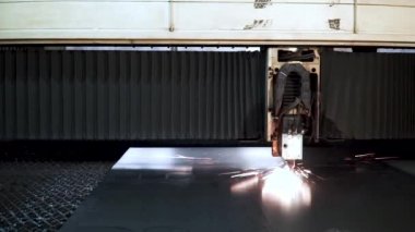 Metal kesme. Lazer kıvılcımlar. Küçük. Lazer kesme makine teknolojisi. İşleme üretim teknolojisi düz sac çelik malzeme ile Endüstriyel lazer kesim kıvılcım. Lazer kapatın