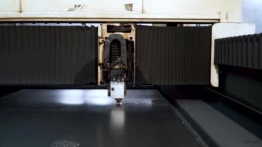 Sac metal atölyesinde kesti. Küçük. Fiber Lazer makineleri, metal kesme yakın çekim için. Ağır sanayi modern bir araç. Tehlikeli bir iş. Yüksek hassasiyetli çelik parçaları imalatı. Plazma kesme kadar kapatın.