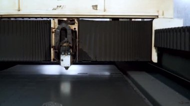 Metal kesme. Lazer kıvılcımlar. Küçük. Lazer kesme makine teknolojisi. İşleme üretim teknolojisi düz sac çelik malzeme ile Endüstriyel lazer kesim kıvılcım. Lazer kapatın