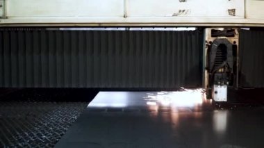 Sac metal atölyesinde kesti. Küçük. Fiber Lazer makineleri, metal kesme yakın çekim için. Ağır sanayi modern bir araç. Tehlikeli bir iş. Yüksek hassasiyetli çelik parçaları imalatı. Plazma kesme kadar kapatın.