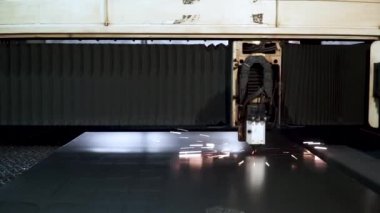 Metal kesme. Lazer kıvılcımlar. Küçük. Lazer kesme makine teknolojisi. İşleme üretim teknolojisi düz sac çelik malzeme ile Endüstriyel lazer kesim kıvılcım. Lazer kapatın