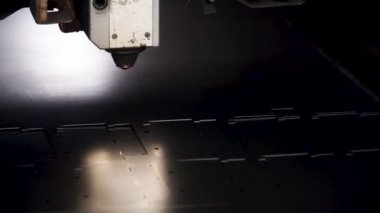 Sac metal atölyesinde kesti. Küçük. Fiber Lazer makineleri, metal kesme yakın çekim için. Ağır sanayi modern bir araç. Tehlikeli bir iş. Yüksek hassasiyetli çelik parçaları imalatı. Plazma kesme kadar kapatın.