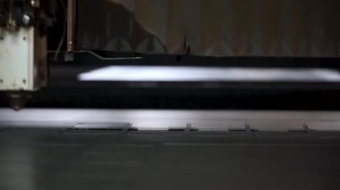 Metal kesme. Lazer kıvılcımlar. Küçük. Lazer kesme makine teknolojisi. İşleme üretim teknolojisi düz sac çelik malzeme ile Endüstriyel lazer kesim kıvılcım. Lazer kapatın