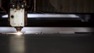 Sac metal atölyesinde kesti. Küçük. Fiber Lazer makineleri, metal kesme yakın çekim için. Ağır sanayi modern bir araç. Tehlikeli bir iş. Yüksek hassasiyetli çelik parçaları imalatı. Plazma kesme kadar kapatın.
