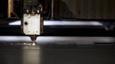 Metal kesme. Lazer kıvılcımlar. Küçük. Lazer kesme makine teknolojisi. İşleme üretim teknolojisi düz sac çelik malzeme ile Endüstriyel lazer kesim kıvılcım. Lazer kapatın