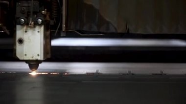 Sac metal atölyesinde kesti. Küçük. Fiber Lazer makineleri, metal kesme yakın çekim için. Ağır sanayi modern bir araç. Tehlikeli bir iş. Yüksek hassasiyetli çelik parçaları imalatı. Plazma kesme kadar kapatın.